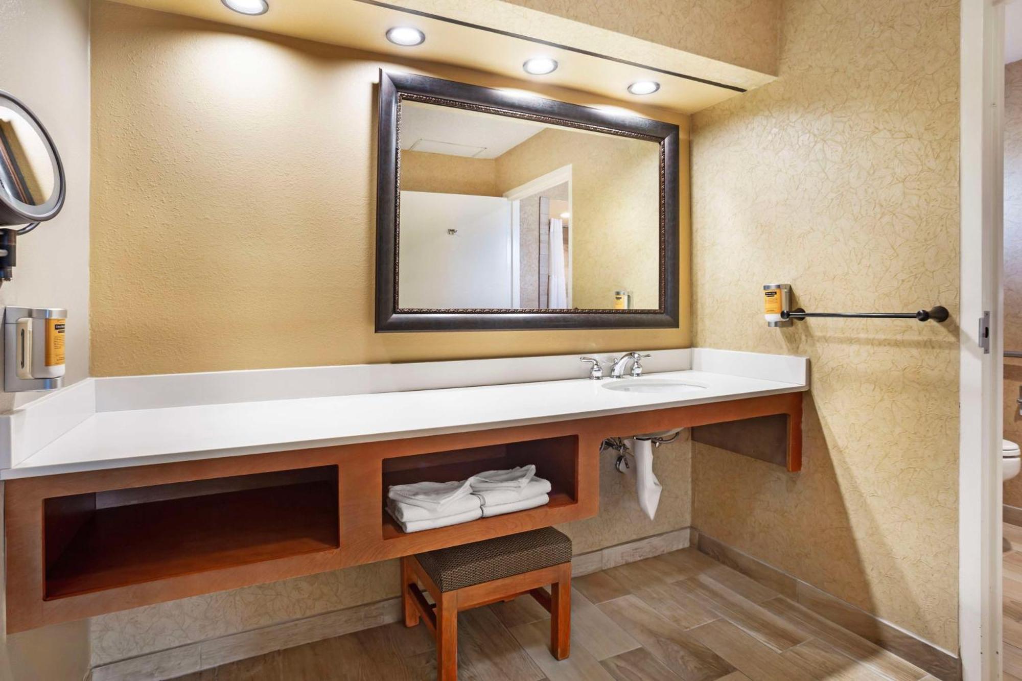 פאסו רובלס Best Western Plus Black Oak מראה חיצוני תמונה
